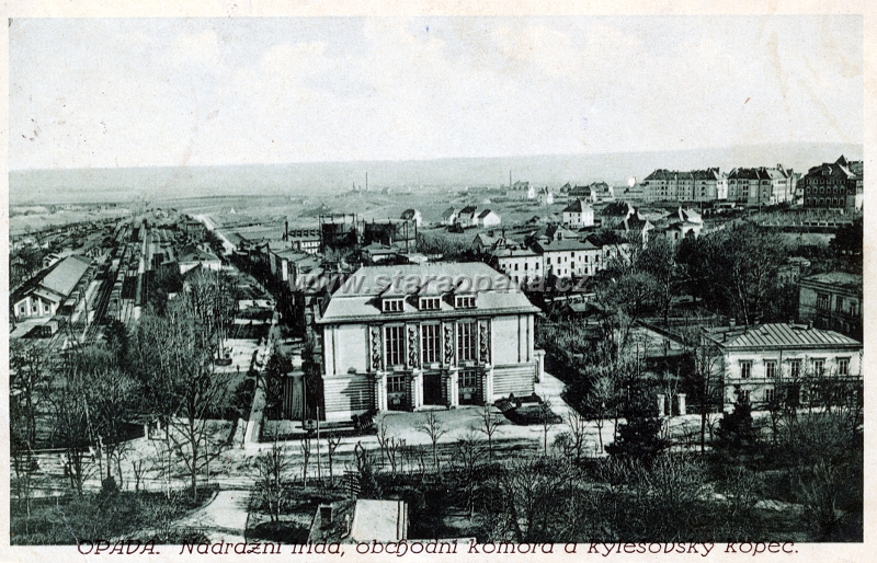 janska (10).jpg - Celkový pohled na Jánskou ulici, Nádražní okruh a okolí s Kylešovským kopcem na pohlednici prošle poštou v roce 1927.
